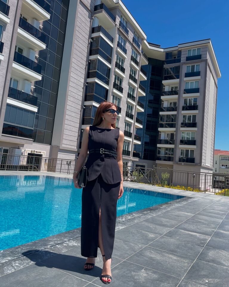 Siyah Yırtmaç ve Kemer Detaylı Tasarım Elbise