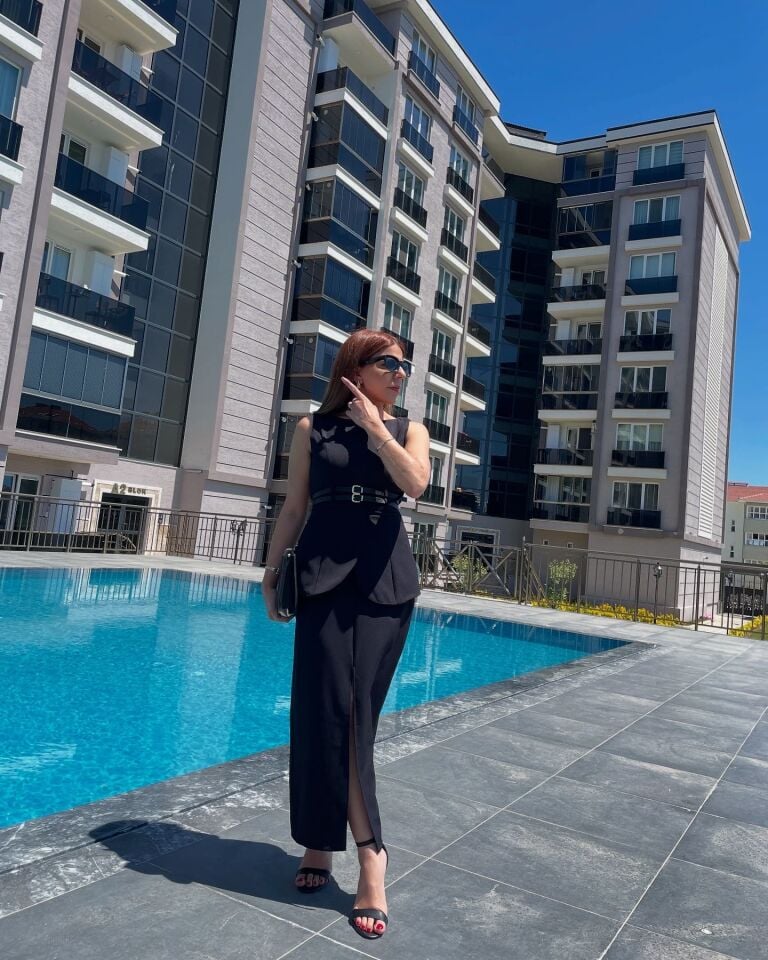 Siyah Yırtmaç ve Kemer Detaylı Tasarım Elbise