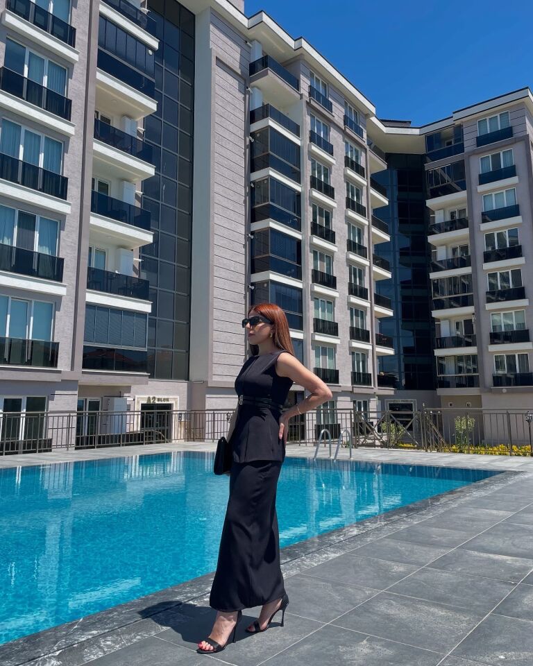 Siyah Yırtmaç ve Kemer Detaylı Tasarım Elbise