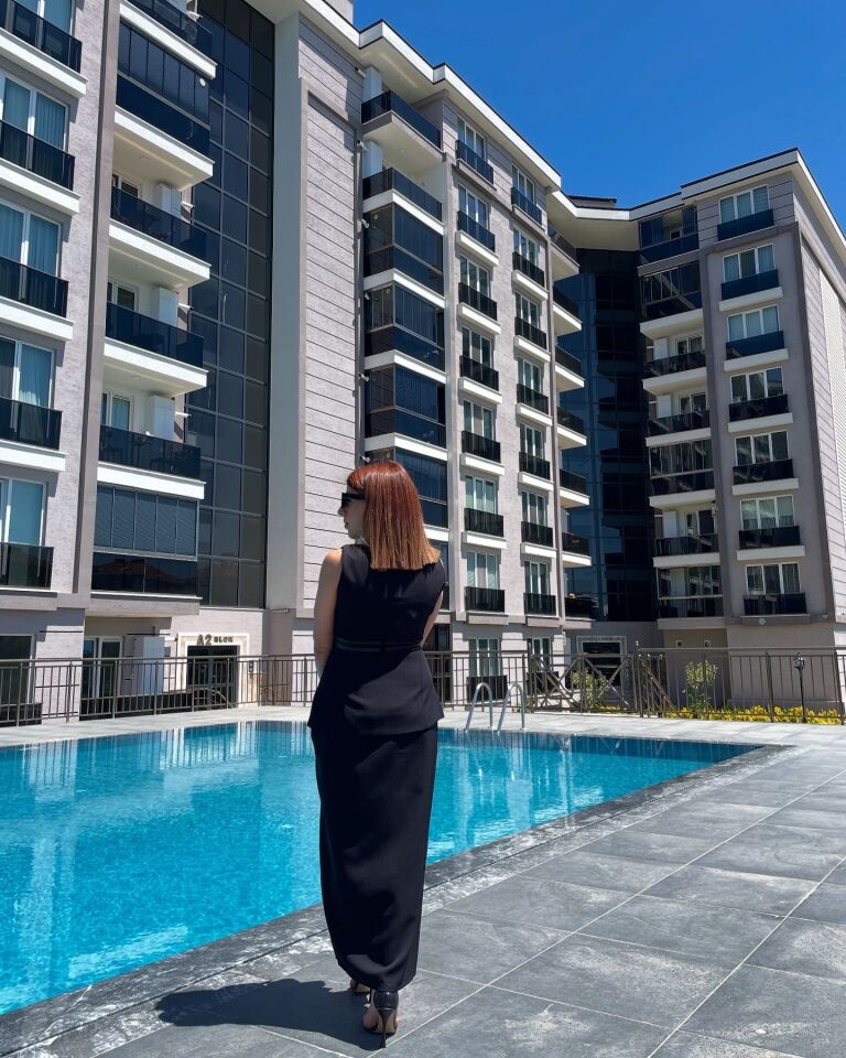 Siyah Yırtmaç ve Kemer Detaylı Tasarım Elbise