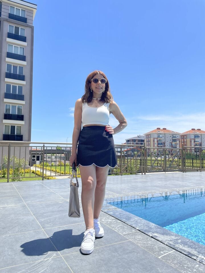 Siyah Nakış Detaylı Mini Denim Etek