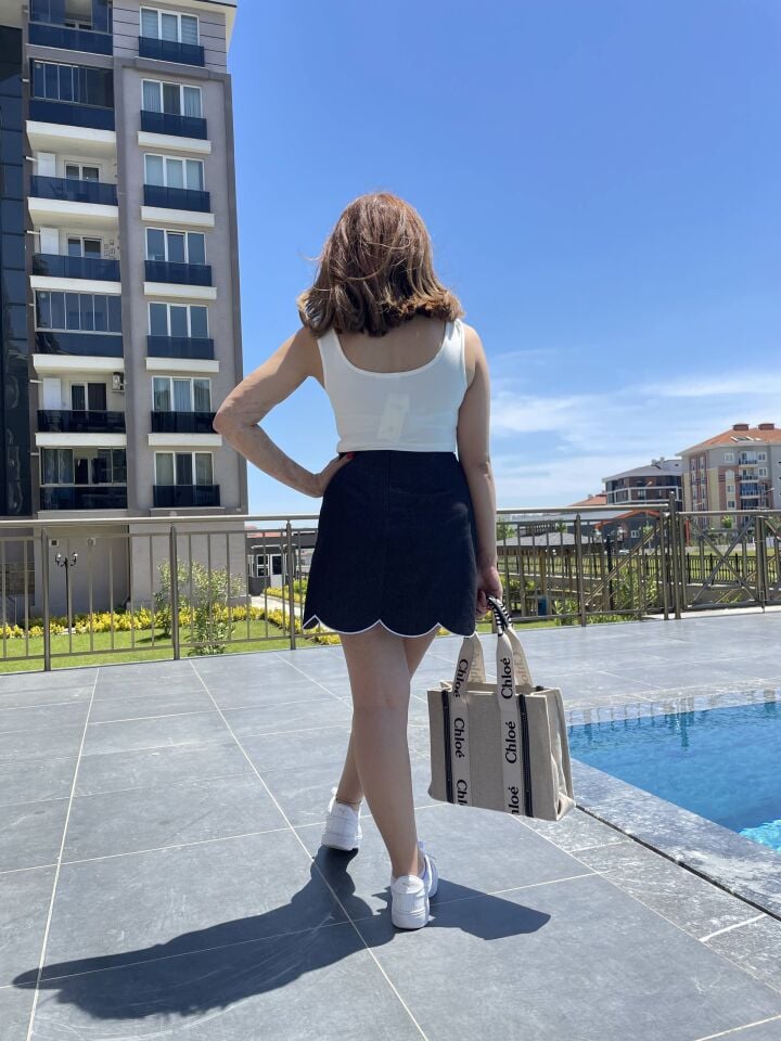 Siyah Nakış Detaylı Mini Denim Etek